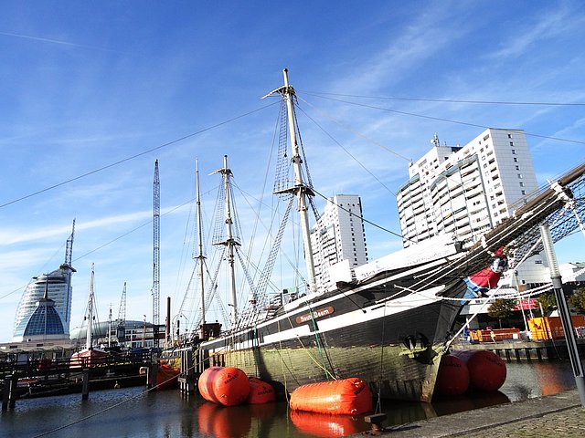 Der BVT Chartering und Logistics GmbH ist es am Sonntag gelungen, die im Bremerhavener Museumshafen gesunkene Seute Deern zu bergen. 