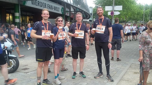 [Translate to Englisch:] Macor-Mitarbeiter nach der erfolgreichen Beendigung des Firmenlaufes B2Run Bremen 2018 mit dem obligatorischen, alkoholfreiem, isotonischem Einlaufbier.