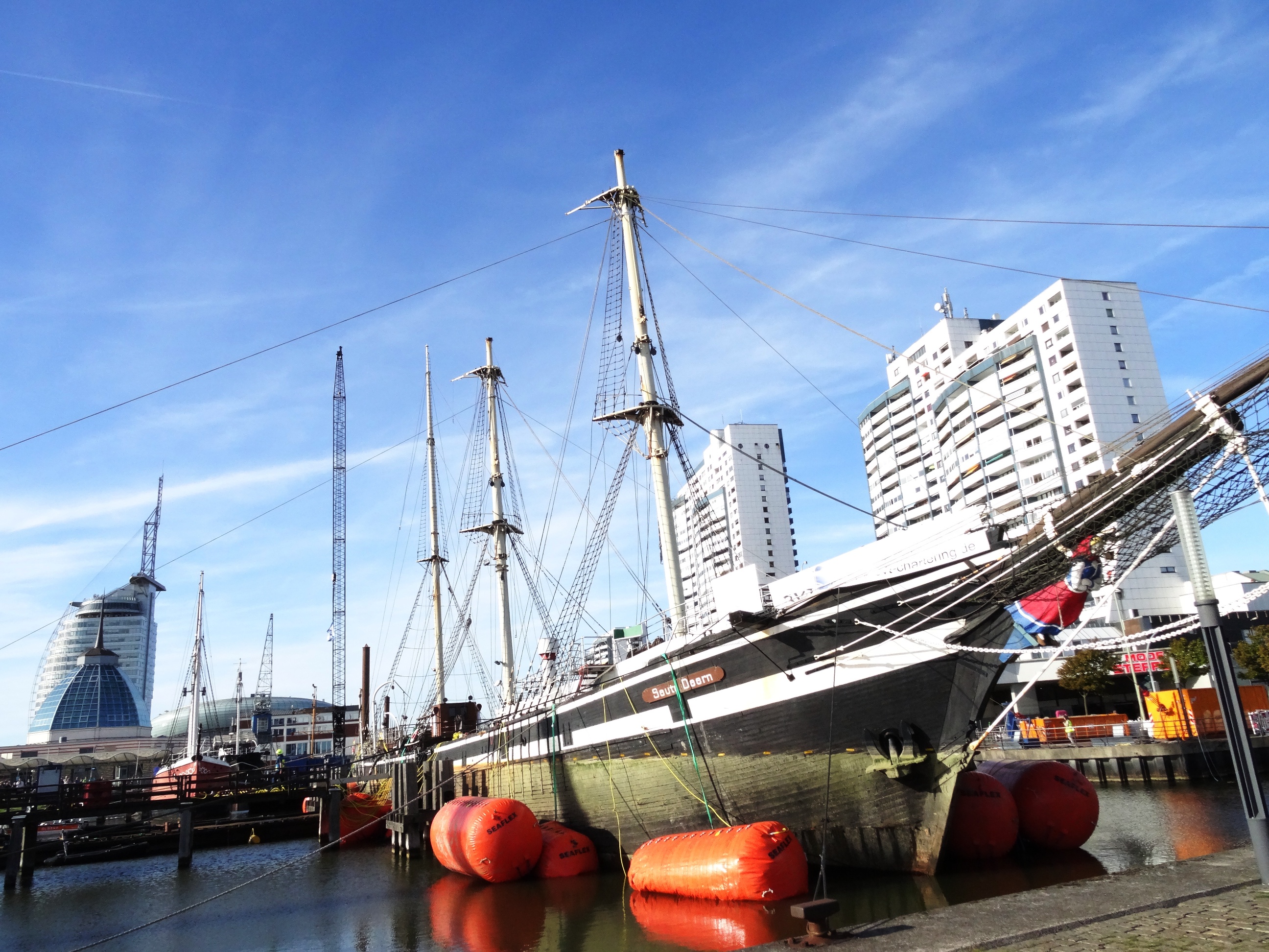Der BVT Chartering und Logistics GmbH ist es am Sonntag gelungen, die im Bremerhavener Museumshafen gesunkene Seute Deern zu bergen. Der BVT Chartering und Logistics GmbH ist es am Sonntag gelungen, die im Bremerhavener Museumshafen gesunkene Seute Deern zu bergen.